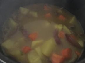 倒入盖过食材的清水，炖煮至土豆酥软（可以转由电压力锅烹饪）