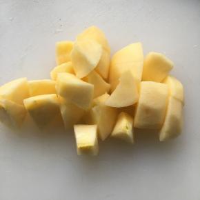 将苹果切成小块