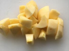 将苹果切成小块