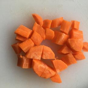 将胡萝卜切成小块