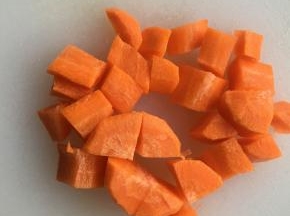 将胡萝卜切成小块