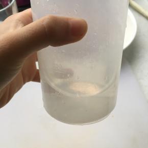 根据个人对果汁浓稠度的接受程度，准备白开水少许，一般在200ml左右，