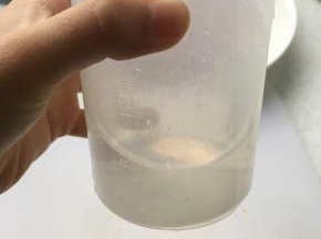 根据个人对果汁浓稠度的接受程度，准备白开水少许，一般在200ml左右，