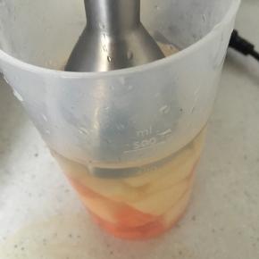 胡萝卜和苹果块混合倒入清水中，用电动搅拌棒打成泥状