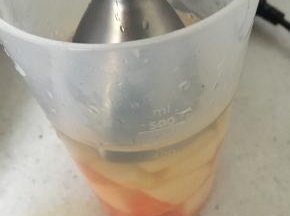 胡萝卜和苹果块混合倒入清水中，用电动搅拌棒打成泥状