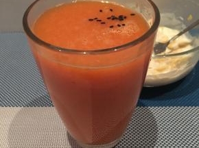 根据个人喜好加入输的黑芝麻或白芝麻，即刻食用