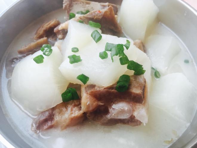 腊排骨白萝卜汤