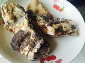 腊排骨洗净切成块，白萝卜去皮切成块。