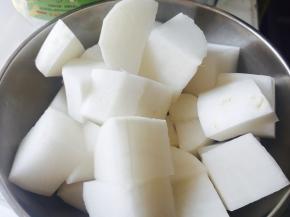 砂锅加水、放入干辣椒、姜片、蒜，大火烧开后，放入腊排骨，调中火，炖60分钟，直到排骨熟透，汤变浓、变白。