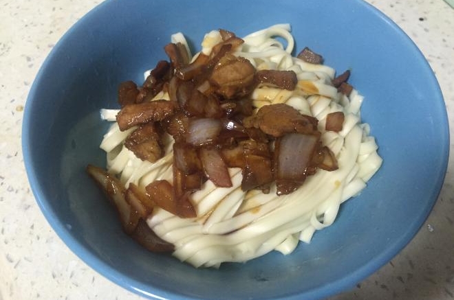 洋葱肉片拌面