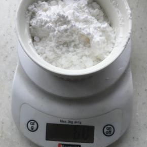 .称取材料，100g低筋面粉、60g糖粉、4个鸡蛋