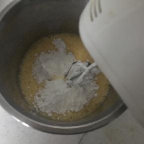鸡蛋打散后加入糖粉，用打蛋器高速打发