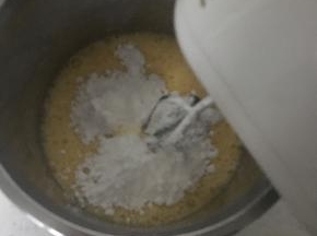 鸡蛋打散后加入糖粉，用打蛋器高速打发