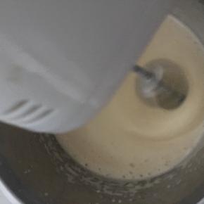 先高速打发至鸡蛋液发白，再低速搅拌到细腻无大泡泡，并且划过有花纹不易小时