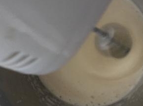 先高速打发至鸡蛋液发白，再低速搅拌到细腻无大泡泡，并且划过有花纹不易小时
