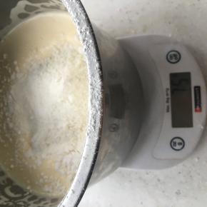 加入过筛的低筋面粉
