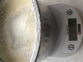加入过筛的低筋面粉