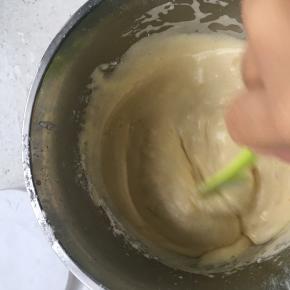 用炒菜的姿势搅拌面粉糊，至无干粉的均匀状态