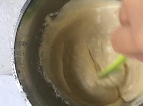 用炒菜的姿势搅拌面粉糊，至无干粉的均匀状态
