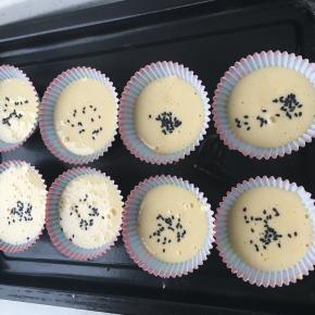 面粉糊倒入模具，撒些芝麻装饰，