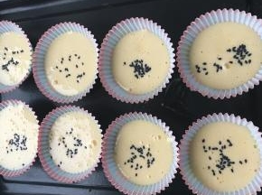 面粉糊倒入模具，撒些芝麻装饰，