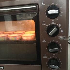 烤箱预热170度后，中层烤制