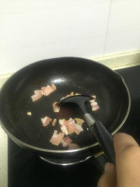 锅里倒入橄榄油，加热，放入葱姜蒜爆香，加入猪肉片翻炒2-3分钟，至变色，加入少量鲜酱油