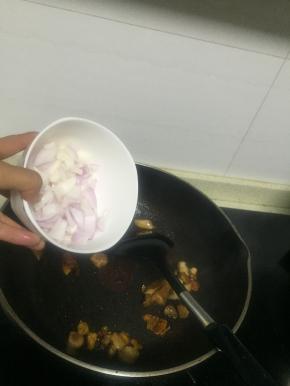 加入洋葱丁，翻炒