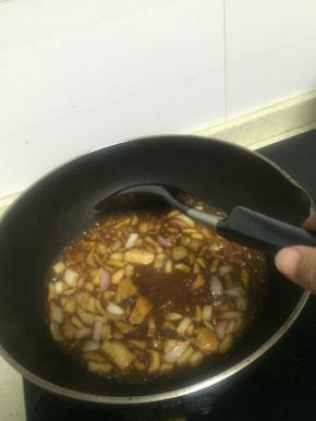 加入少量水，依次加入鲜酱油、料酒和少许盐，翻炒1-2分钟，盛出备用