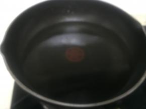 锅内加入大量的水，准备好面条