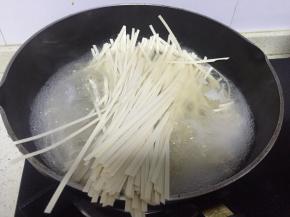 待锅内水煮沸，加入面条，煮熟约5分钟