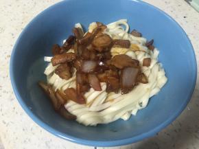 浇上炒好的菜，加入少量醋，拌匀即可