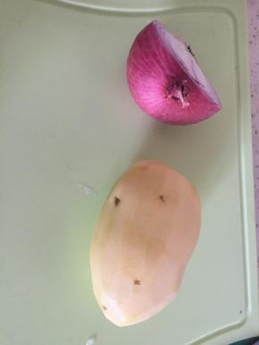 准备土豆，洗干净，切丁