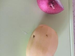 准备土豆，洗干净，切丁