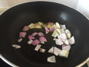 锅里倒入橄榄油，加热，倒入洋葱，翻炒2-3分钟，至变软
