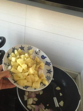 倒入土豆，继续翻炒，3-5分钟