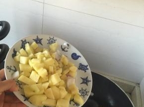 倒入土豆，继续翻炒，3-5分钟