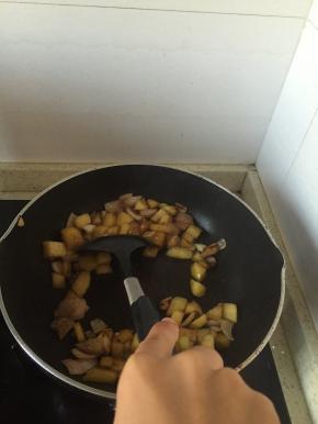 再依次加入少许料酒、鲜酱油和少许盐，翻炒3-5分钟