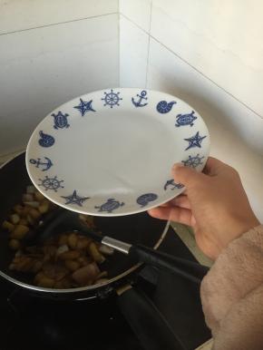 加入少量水，微煮至水滚