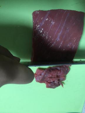 将牛肉洗干净，切丁