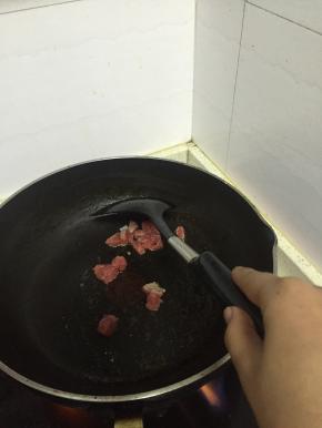 锅里倒入橄榄油，加热，放入葱姜蒜爆香，倒入小牛肉，继续翻炒，3-5分钟