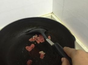 锅里倒入橄榄油，加热，放入葱姜蒜爆香，倒入小牛肉，继续翻炒，3-5分钟