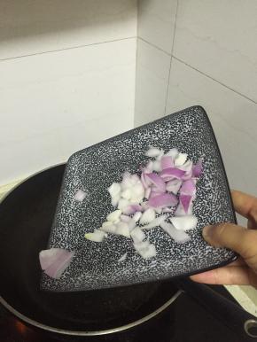 加入洋葱翻炒2-3分钟，至变软
