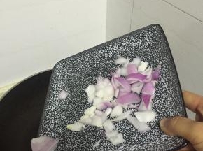 加入洋葱翻炒2-3分钟，至变软