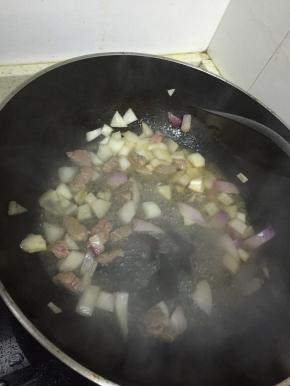 再依次加入少量水，少许鲜酱油、料酒和少许盐，翻炒3-5分钟，至蔬菜和牛肉炒熟