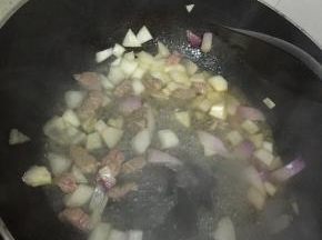 再依次加入少量水，少许鲜酱油、料酒和少许盐，翻炒3-5分钟，至蔬菜和牛肉炒熟