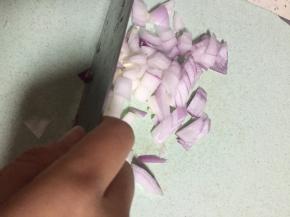 准备洋葱，洗干净，切丁