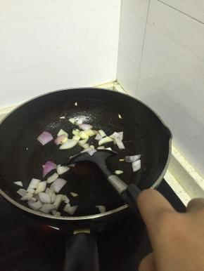 锅里倒入橄榄油，加热，放入葱姜蒜爆香，倒入洋葱，翻炒2-3分钟，至变软