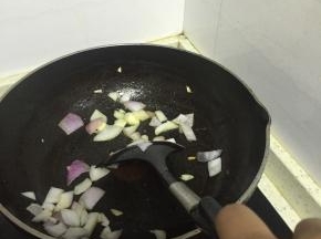 锅里倒入橄榄油，加热，放入葱姜蒜爆香，倒入洋葱，翻炒2-3分钟，至变软