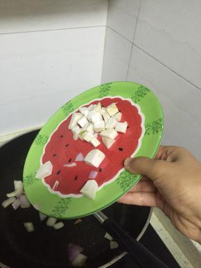 倒入杏鲍菇，继续翻炒，3-5分钟